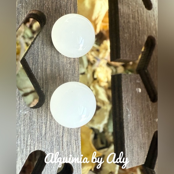 White Jade stud earrings - Picture 1 of 1